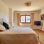 Semesterbostad Charming House *