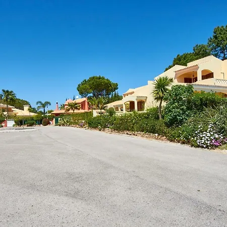 בית נופש Charming House *